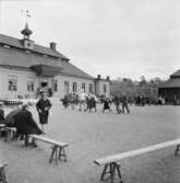 Ringdans på gårdsplanen framför Skogaholms herrgård, Skansen.