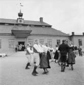 Folkdans på gårdsplanen framför Skogaholms herrgård, Skansen.