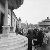 Folksamling vid trappan till Skogaholms herrgård, Skansen.