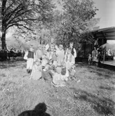 Gruppbild. Barn klädda i folkdräkt. Skansen.