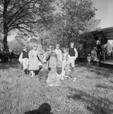 Gruppbild. Barn klädda i folkdräkt. Skansen.