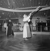 Personalfest. Kvinna med näverlur. Vid mikrofonen Gunnel Hazelius-Berg.