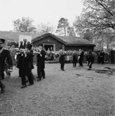 Festlighet vid Laxbrostuga, Skansen. Troligen allmogbröllop.