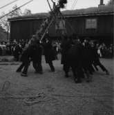 Festlighet vid Laxbrostuga, Skansen. Troligen allmogebröllop.