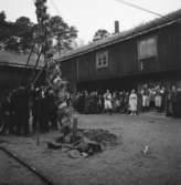 Festlighet vid Laxbrostuga, Skansen. Troligen allmogebröllop.