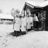 Vinterbilder på gårdar, ute och inne. Stjärngossar vid Moragården, Skansen.