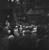 Publik lyssnar på blåsorkester, Boktryckargården, Skansen.