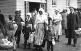 Svenskbyborna och deras ankomst till Jönköping år 1929. De blir inkvarterade vid I 12:s gamla förläggningslokaler på Ryhovsområdet och blir hjälpta av scouter och lottor.