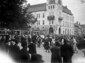 Svenskbyborna som anlänt till Jönköpings station med två chartrade tåg fredag 2 augusti 1929 åker vidare med spårvagn och bilar från Järnvägsparken upp till Ryhovs kasernområde för inkvartering.