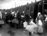 Svenskbyborna anländer till Jönköpings station med två chartrade tåg fredag 2 augusti 1929.