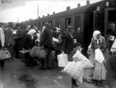 Svenskbyborna anländer till Jönköpings station med två chartrade tåg fredag 2 augusti 1929.