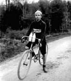 HARALD KARLSSON MED EN CYKEL. HAN VAR KVARNMÄSTARE VID NORRKVARNS KVARN.