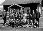 Söndagsskolklass  i Hajstorp, Fredsberg med sin lärare, Kvick.