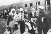 Svenskbyborna anländer till Jönköpings station med två chartrade tåg fredag 2 augusti 1929.