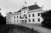 Strömsbergs gård i Ljungarum, Jönköping. Strömsberg är bebyggt med en manbyggnad av reveterat trä i två våningar, huvudsakligen från 1600-talet och senare tillbyggd.