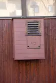 Ventilationslåda. Byggnadsdetalj från något av husen med adresserna Bergmansgatan 4, 6, 8 och 10 i Mölndals Centrum. Fotografi taget den 26 februari 2018. Byggnadsdokumentation inför rivning.