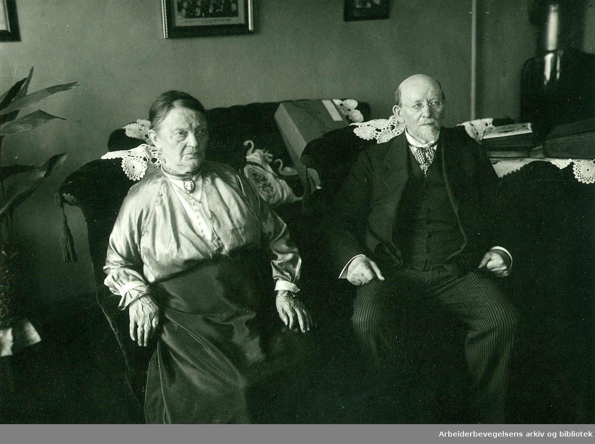 Marie (1838-1923) og Christian Holtermann Knudsen (1845-1929). Christian var en av stifterne av Det Norske arbeiderparti og Marie var aktiv i kvinnebevegelsens første tid. (Foto/Photo)