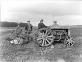 David är med sin traktor och plöjer i Rösta, Villberga socken, Uppland 1922