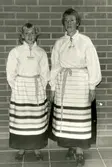 Lena Andersson och Maj-Britt Andersson (Livered), visar upp Kålleredsdräkten, 1980-tal i Eken- eller Hallenskolan.