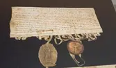 Stadshistoriska utställningen i arkivhuset. Magnus Birgerssons privilegiebrev från den 18 maj 1284, det äldsta kända bevarade för någon stad i Sverige. Reproduktion.