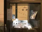 Stadshistoriska utställningen i arkivhuset. En monter med delar från medeltiden, det värdefulla järnet.