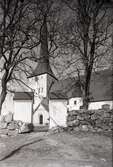 Romfartuna kyrka från söder, med mur och port.