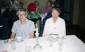 Hobbyverksamhet för pensionärer, 1970-tal. Utflykt till Resa Två Skyttlar, hotell och restaurang i Örby. Från vänster: Okänd dam samt Valborg Smitt (1901 - 1986) som sitter till bords.