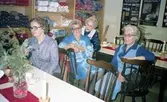 Försäljning av hantverk i pensionärernas hobbylokal på Våmmedalsvägen år 1982. Från vänster: 1. Ester Karlsson (1907 - 2001). 2. Gurli Ekman (1913 - 2005). 3. Margit Antonsson (1912 - 2007). 4. Valborg Nilsson (1903 - 2002).