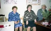 Försäljning av hantverk i pensionärernas hobbylokal på Våmmedalsvägen år 1982. Två kvinnor och en man sitter vid ett bord. Från vänster: 1. Maja Brattberg (1904-2000). 2. Ester Karlsson (1907-2001). 3. Einar.