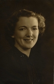 Porträttfotografi av Greta Sjölin (född 1916 i Göteborg, död 2005 i Göteborg), okänt årtal. Hon brukade vara sommargäst i Vommedal Östergård tillsammans med sin mor och syster. Gift med Harry Sjölin sedan 1940.