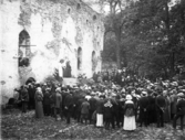 Ellen Key håller möte vid Visingsborgs slottsruin på Visingsö, söndagen den 20 juni 1915.