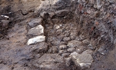 Bottenlagret på en keramikugn påträffad vid en arkeologisk undersökning inom kvarteret Dromedaren i centrala Jönköping. Lagret bestod av en stenläggning och runt denna hade en stenram lagts ut. Botten var täckt av lera.