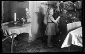 Flicka vid julgran