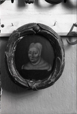 Målat porträtt av kvinna. Tillhör epitafium i Gunnilbo kyrka, Skinnskatteberg.