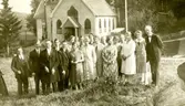 Medlemmar i Kållereds Missionsförsamling står framför Kållereds Missionskyrka (senare Ekenkyrkan), cirka 1925 - 1930. Från vänster ses 1. Gustav Johansson (nästan skymd, från Vommedal), 2. Nils Bengtsson (gäst, blind fiolspelare), 3. Valfrid Svensson, 4. pastor Adin Johansson, 5. Karl-Gustav Svensson, 6. Paul Andersson, 7. Valborg Smitt, 8. Vanda Andersson, 9. Anna (Alvered), 10. Elvira Jägnert, 11. Lisa Ståhlgren, 12. Ida Johansson (Alegårdsslätt), 13. Stina Johansson (Alegårdsslätt), 14. Svea Johansson (Heljered), 15. Anna Johansson (Alegårdsslätt), 16. Okänd, 17. Hulda Olsson, 18. Dagny Svensson, 19. Arvid Benkel.