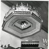 Tillberga sn, Västerås kn, Tillberga.
Predikstolens tronhimmel. Tillberga kyrka, 1979.