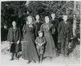 Tillberga sn, Västerås kn, Hedensberg.
Tjänstefolk vid Backa i Hedensberg, 1909.