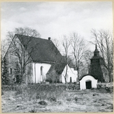 Torpa sn, Kungsör kn.
Torpa kyrka med klockstapel och stiglucka, 1947.