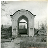 Torpa sn, Kungsör kn.
Torpa kyrka, stiglucka. 1947.