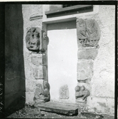 Torpa sn, Kungsör kn.
Skulpterad figur på Torpa kyrka, 1959.