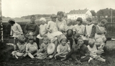 Elever med lärare uanför Streteredshemmet, 1930-tal. I bakgrunden ses 