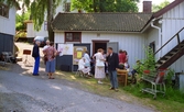 Invigning av Ekebackens Hantverksgård (tidigare John Lindströms möbelsnickeri) på Gamla Riksvägen 81, början av 1990-talet. Från vänster: Wimar Axelsson (Kyrkbacken), Anders Oskarsson (gårdens ägare), kultursekreterare Christina Rydh, sittande: Hulda Olsson samt Gunvor Olsson (med blommig och väska).