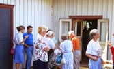 Invigning av Ekebackens Hantverksgård (tidigare John Lindströms möbelsnickeri) på Gamla Riksvägen 81, början av 1990-talet. Från vänster: 1. Berit Thalenius (Labacka), 2. Staffan Bjerrhede (Vommedal), 3. Ingegerd Lundell (Kållered), 4. Ulla Andersson (Sporred), 5. skymd i turkos tröja, 6. flickan Julia Lundin, 7. Gunvor Johansson, 8. Göthe Andersson (Sporred) och 9. Maj Werner (Livered).