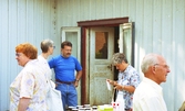 Invigning av Ekebackens Hantverksgård (tidigare John Lindströms möbelsnickeri) på Gamla Riksvägen 81, början av 1990-talet. Från vänster: Gunvor Olsson, Maj Werner, Staffan Bjerrhede, Gun Flygare samt okänd man.