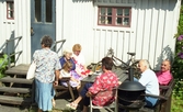 Invigning av Ekebackens Hantverksgård (tidigare John Lindströms möbelsnickeri) på Gamla Riksvägen 81, början av 1990-talet. Besökare sitter och fikar utanför 