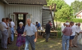 Invigning av Ekebackens Hantverksgård (tidigare John Lindströms möbelsnickeri) på Gamla Riksvägen 81, början av 1990-talet. Besökare står samlade utanför entrén.