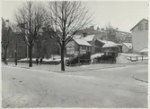 Folkets hus tomt år 1922. 
Bilstation. 
På bilden ses två taxibilar som står vid taxistationen och väntar på uppdrag. Den vänstra bilen är en Benz av modell 10/30 PS. Den registrerades den 6:e juli 1920 på registreringsnummer T720 och ägdes av chaufför Karl Nilsson i Örebro.