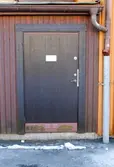 Ytterdörr till fläktrum tillhörande något av husen Bergmansgatan 4, 6, 8 och 10 i Mölndals Centrum. Fotografi taget den 26 februari 2018. Byggnadsdokumentation inför rivning.