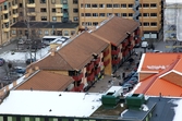 Översiktsbild över husen Bergmansgatan 4 och 6 i Mölndals Centrum. Vy från söder. Fotografi taget den 27 februari 2018. Byggnadsdokumentation inför rivning.