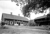 Komministergården med flygel, loftbod i Odensvi, Köping.